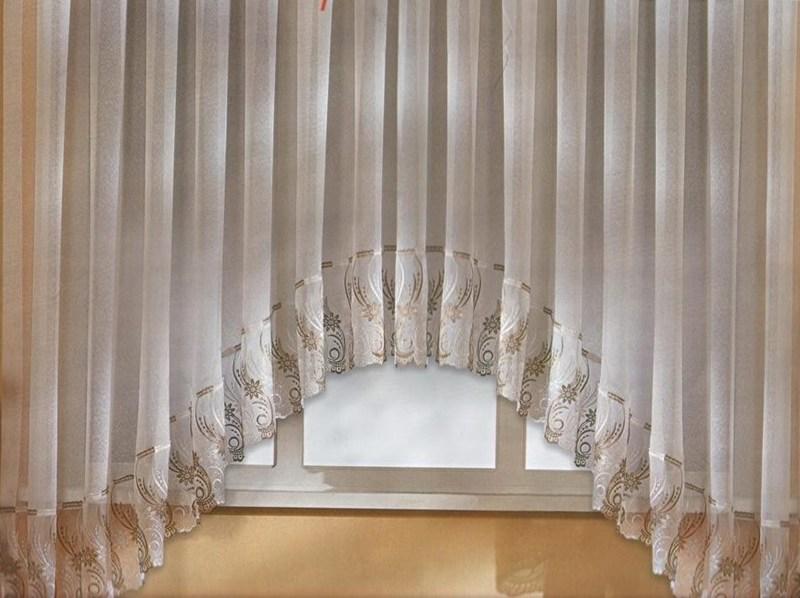 Иногда интерьер помещения предполагает декорирование оконного проема не только арочной шторой, но и легким тюлем