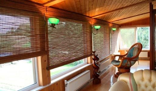 Бамбуковые рулонные шторы и дизайн веранды в экостиле