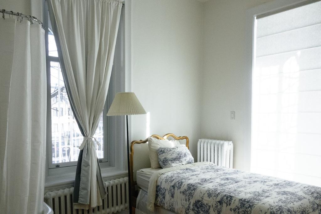 Белая спальня со шторами и кроватью
