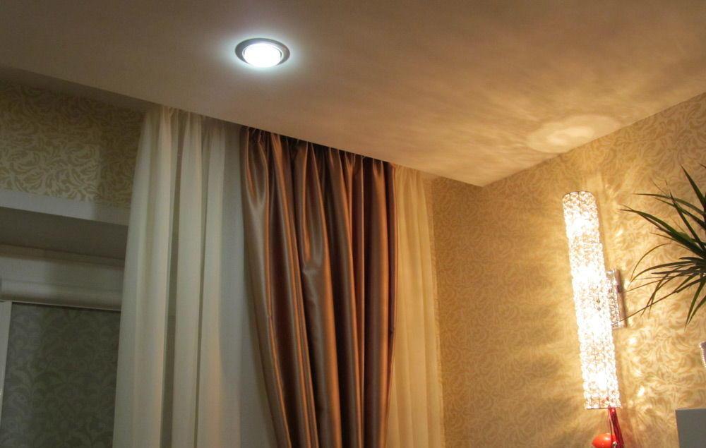 Если в комнате низкие потолки, тогда отличным вариантом может стать специальная ниша в потолке для штор