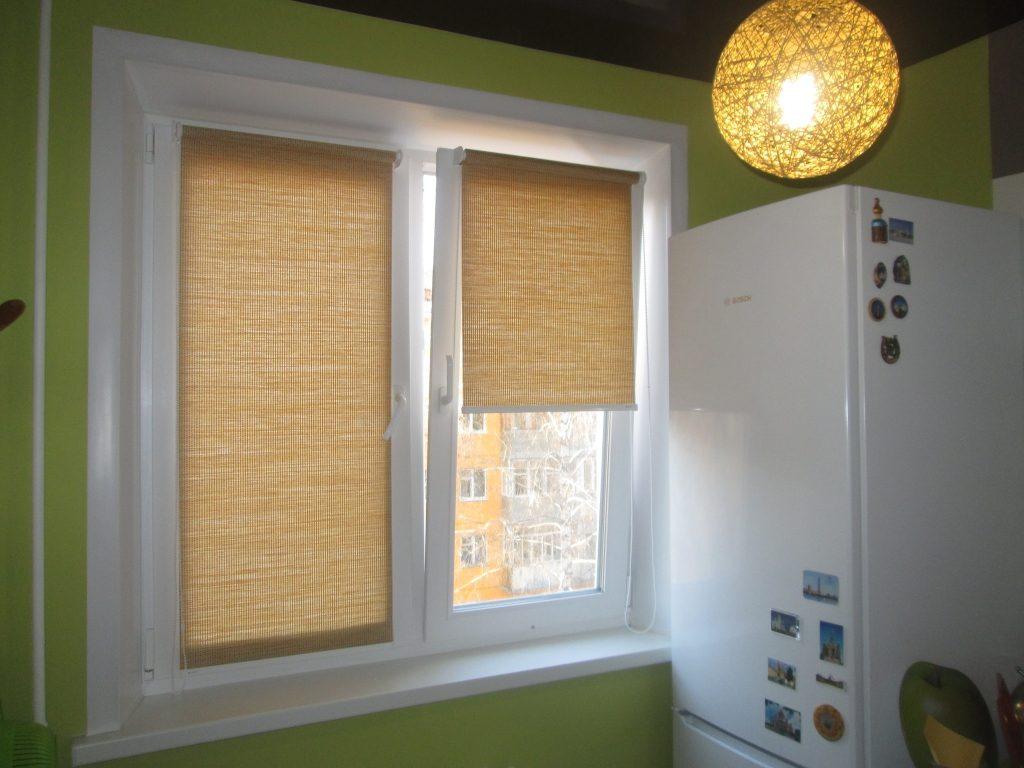 Мини рулонная штора в интерьере кухни