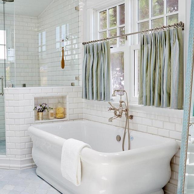 Окно в ванной в стиле прованс оформлено короткими занавесками из блестящего сатина