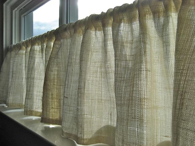 Для изготовления бабушкиных окон используют любые ткани от хлопка, льна и даже мешковины до шелка и органзы