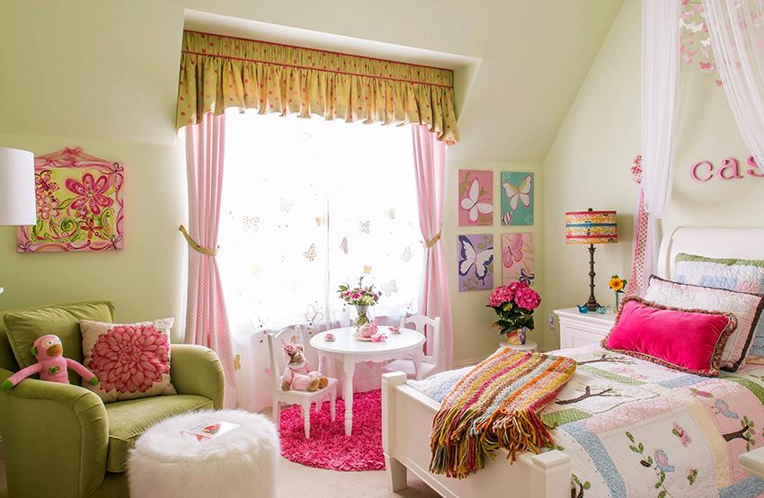 Для комнаты девочки подойдут шторы розовых, сиреневых и желтых оттенков