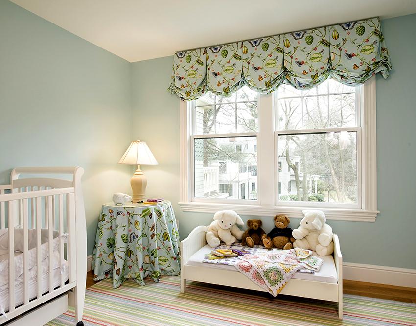 Самый удобный и практичный вариант для детской – это короткие шторы