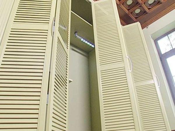  Двери с деревянными жалюзи обеспечат хорошую вентиляцию в шкафу.