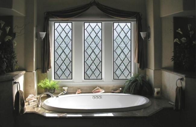 Ванная с окном в частном доме: практичные идеи оформления с фото