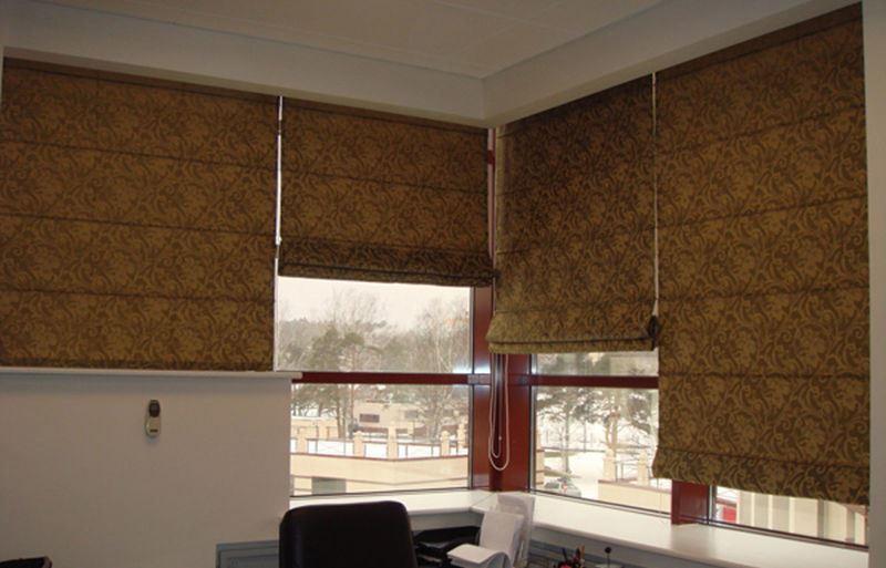 римские шторы теплой расцветки в офисе