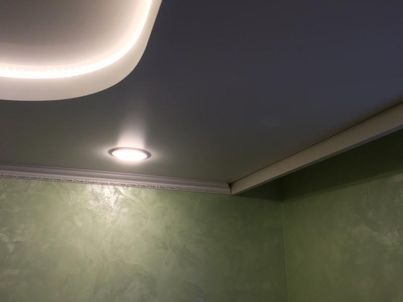 Двухуровневый натяжной потолок со светодиодной подсветкой.