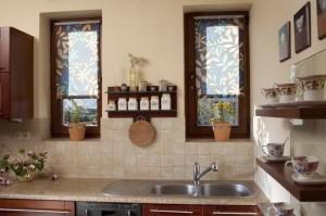 Оформление небольших кухонных окон с помощью полупрозрачных занавесок