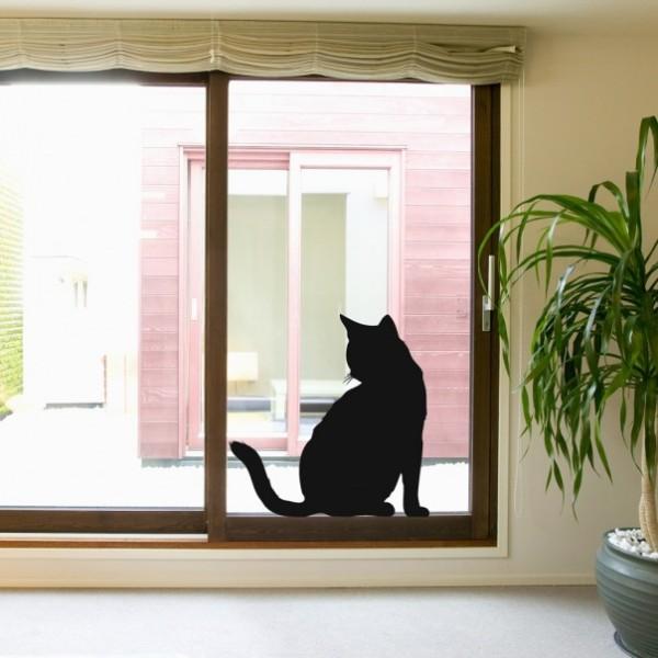 Витражная наклейка на окне с изображением кота.