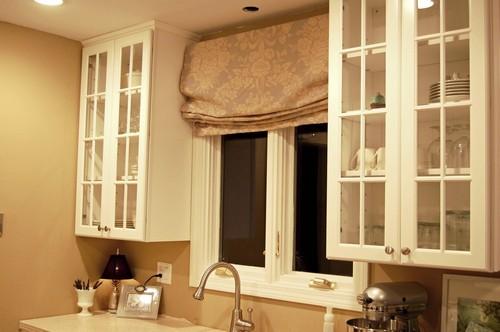 Римские шторы в интерьере кухни.