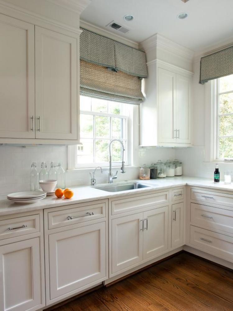 Фото № 1: Как оформить шторы на кухне: 20 оригинальных идей