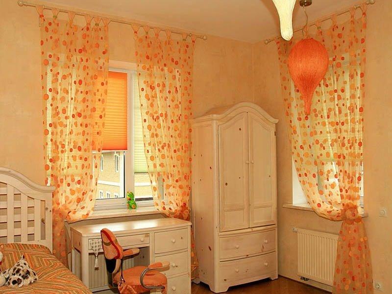 спальня с тюлем в оранжевый горошек
