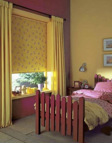 Рулонные шторы-блэкаут в интерьере детской спальни