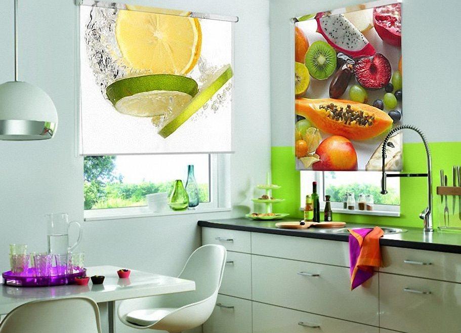 Дизайн кухни с рулонными шторами с фотопечатью
