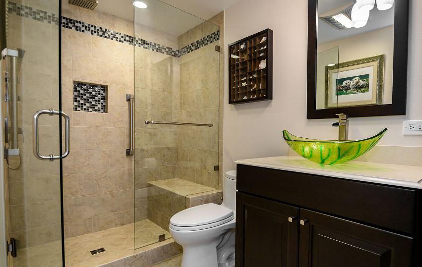 Распашные шторки обычно ставят в средние и большие ванные комнаты