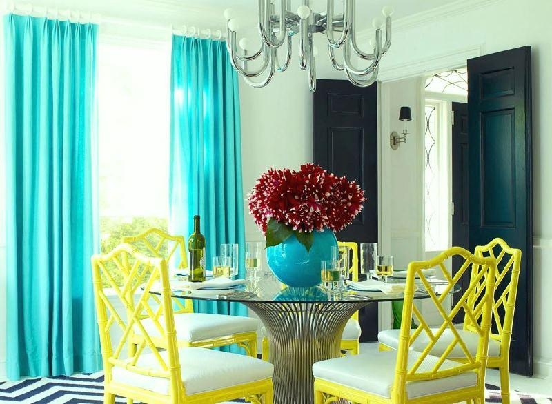 шторы мятного цвета в интерьере гостиной-столовой