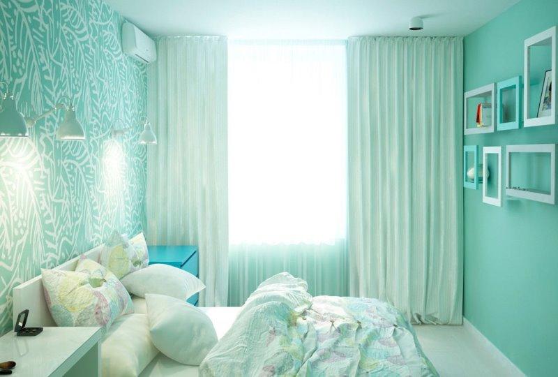шторы с мятным отливом в спальне