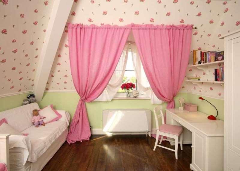 даже небольшие занавески в розовой комнате приковывают внимание