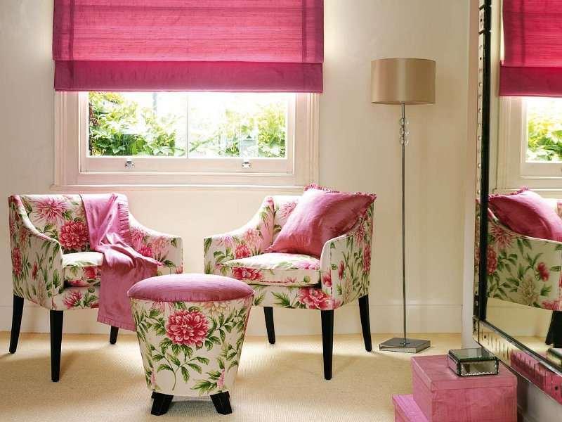 в небольшой гостиной римские шторы розового цвета