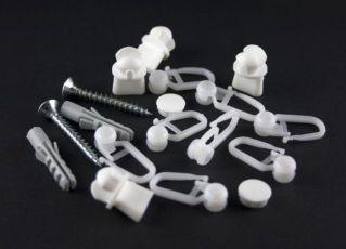 Пластиковые фиксаторы-крючки – самый популярный способ подвешивания штор