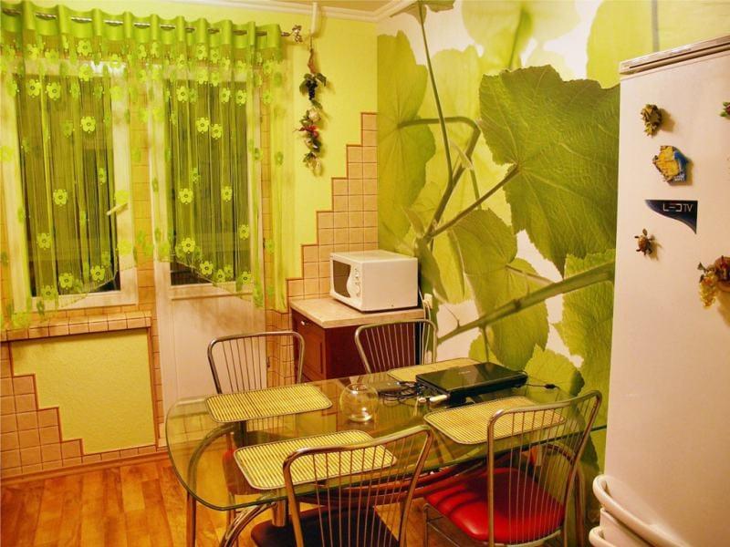 Шторы-арка в интерьере кухни с зелеными стенами