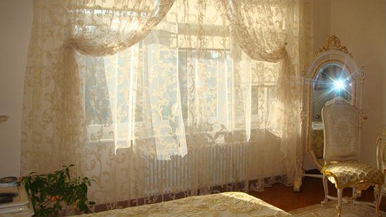 Декоративные двойные шторы из тюля кремового оттенка для спальни