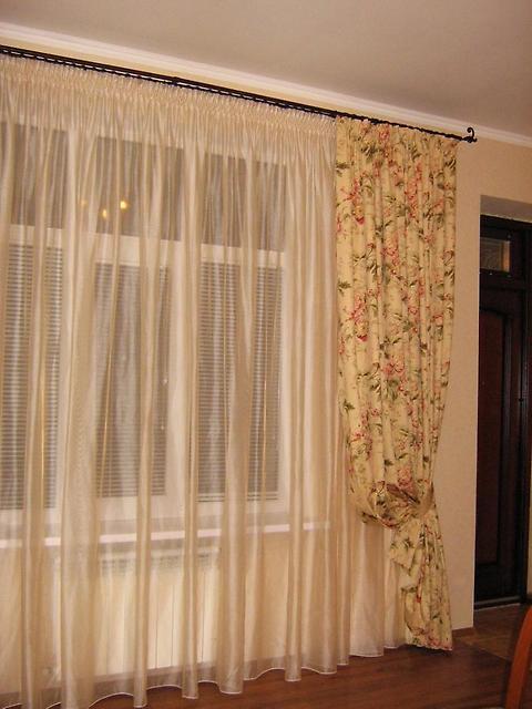 Тюлевые шторы из светлой органзы до пола – классическое решение для гостиных любой площади