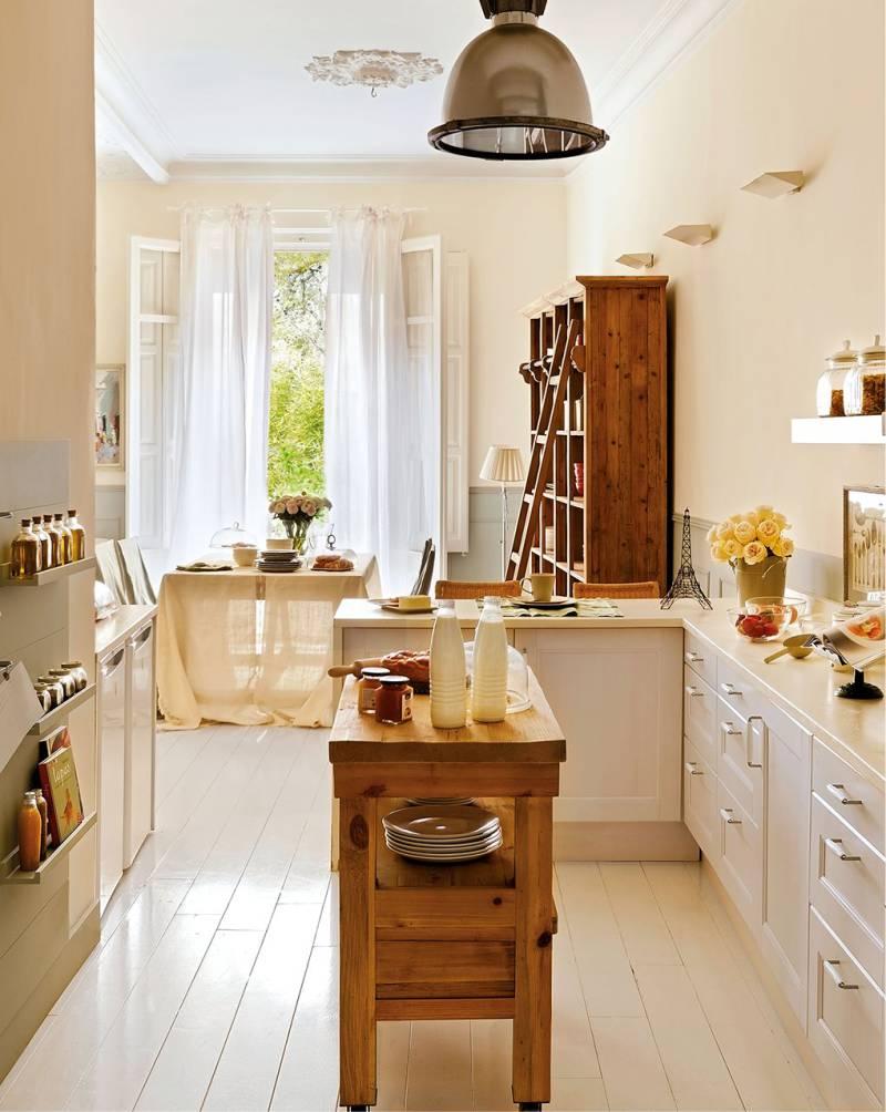 Белые шторы в интерьере кухни-столовой в стиле прованс