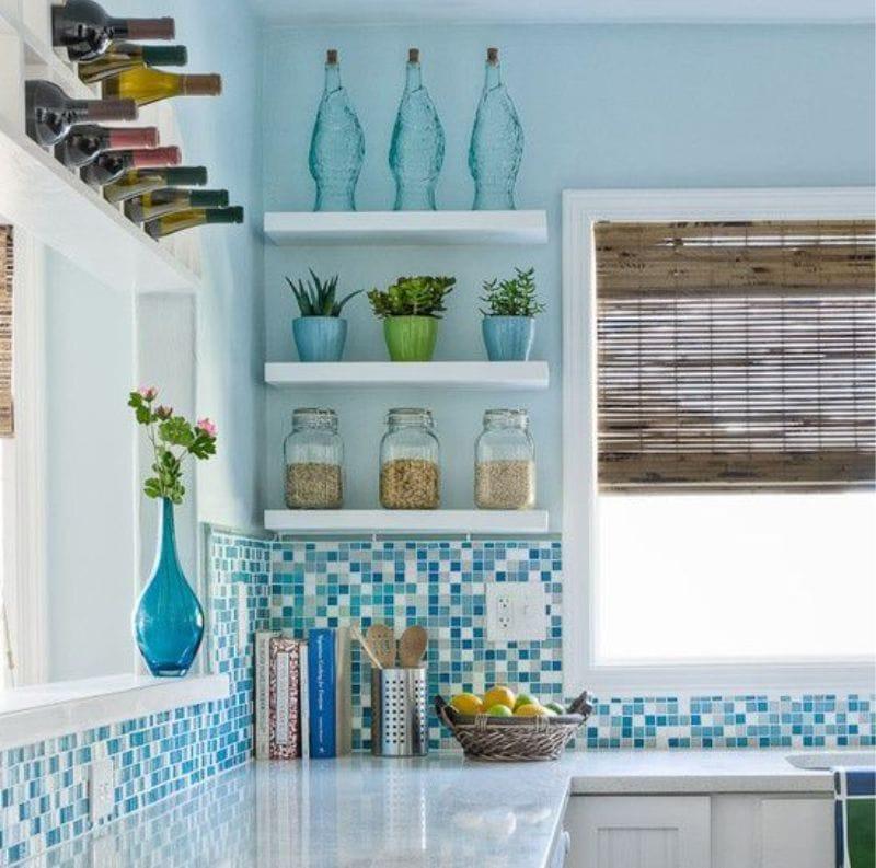 Мозаичный фартук в интерьере кухни в морском стиле