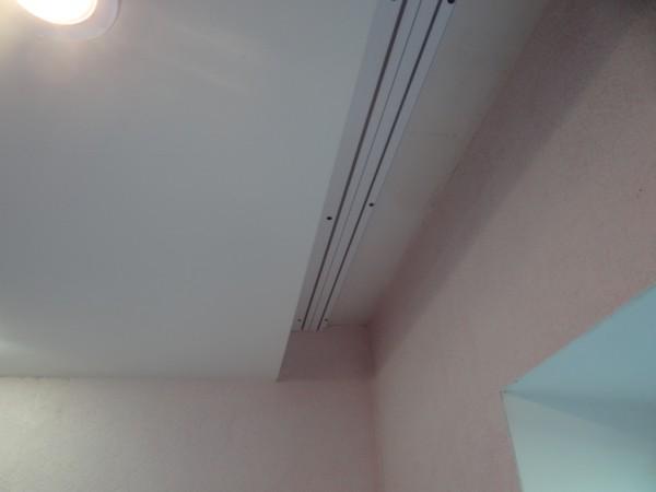 Профили легко скрываются натяжным потолком, что делает систему незаметной
