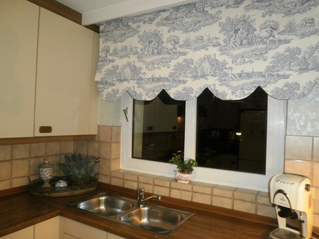 Римские шторы: современное оформление окон на кухне