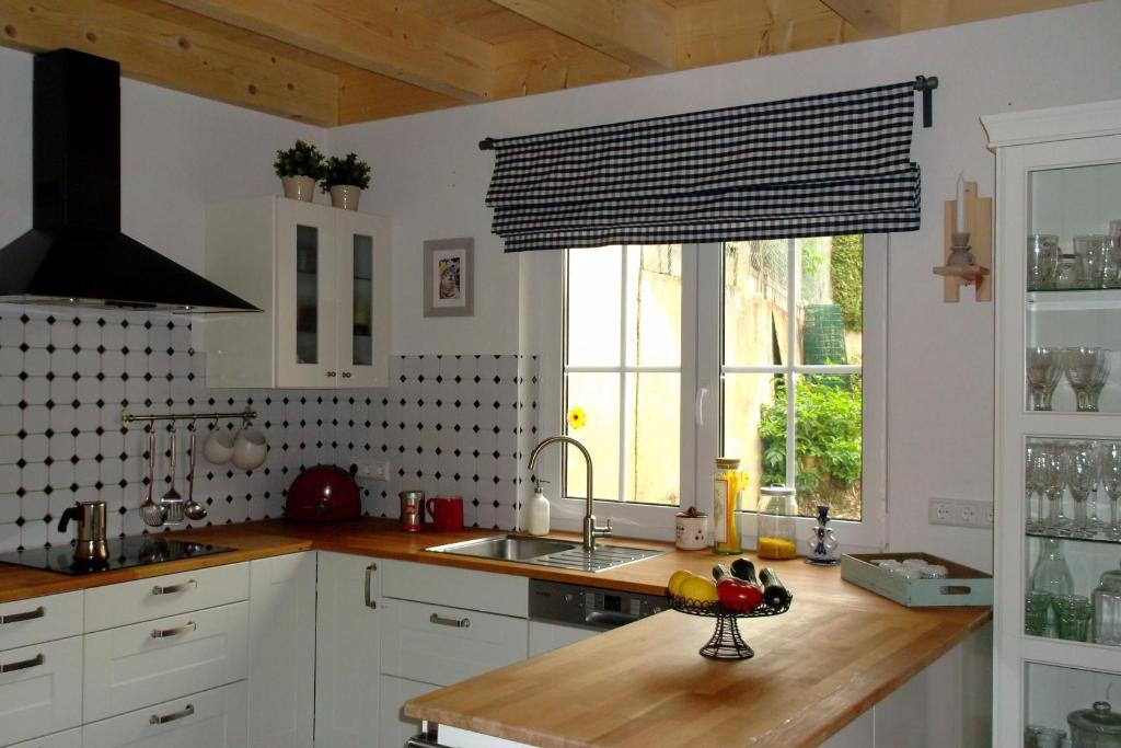 Римские шторы: современное оформление окон на кухне