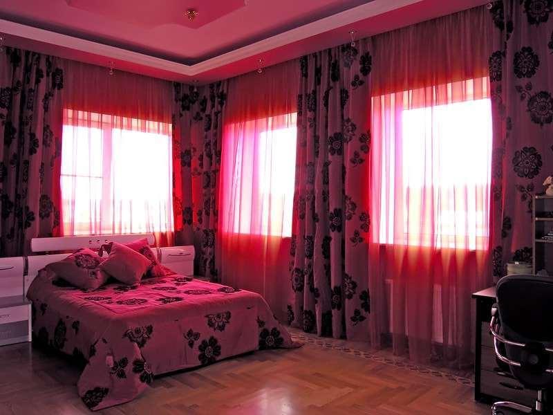 спальня с преобладанием во всем интерьере малинового цвета