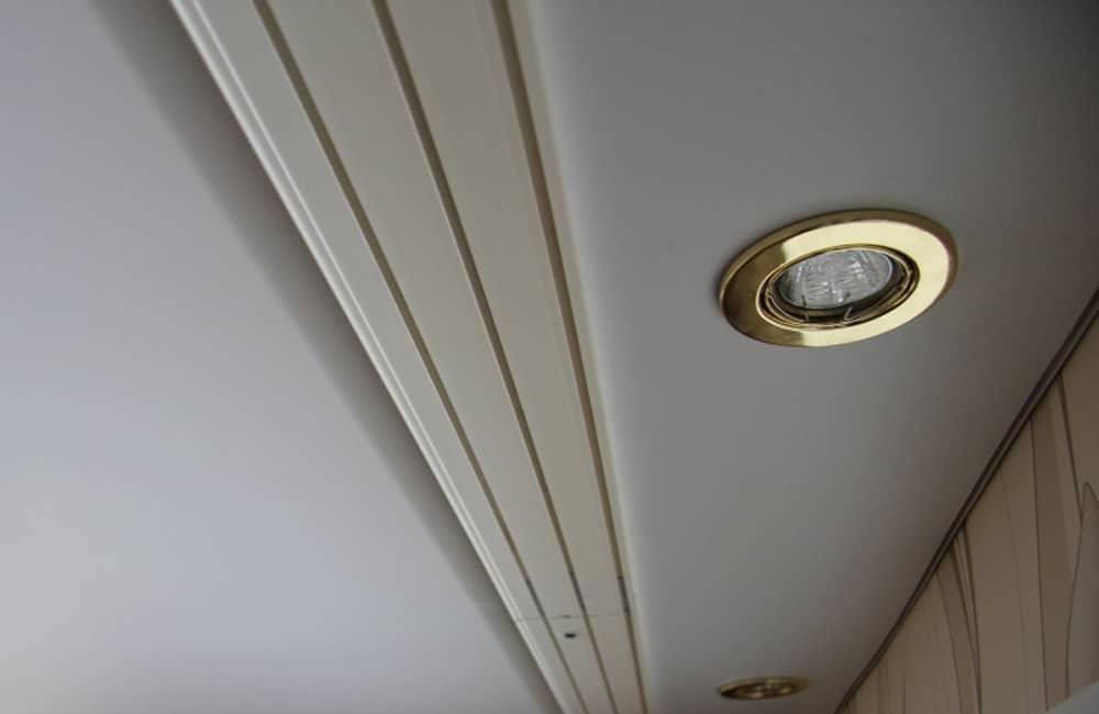 Лучше всего установку гардин для штор под натяжной потолок доверить профессионалам, чтобы избежать лишних проблем