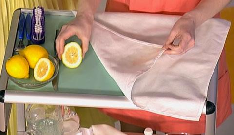 чистим клеенку лимоном или кашицой из лимонной кислоты