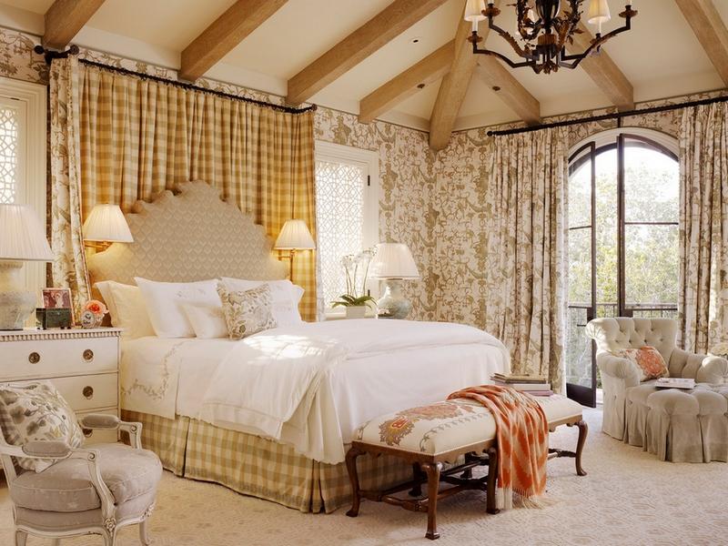 Английский дизайн светлых штор в спальне