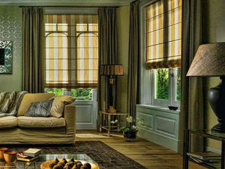 римские шторы в интерьере гостиной с полосатым принтом