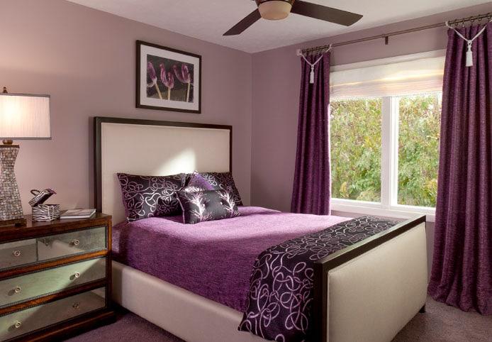 фиолетовые шторы в спальне