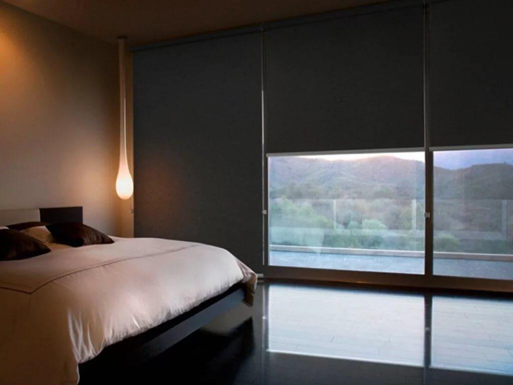 Темные шторы блэкаут на панорамном окне спальни
