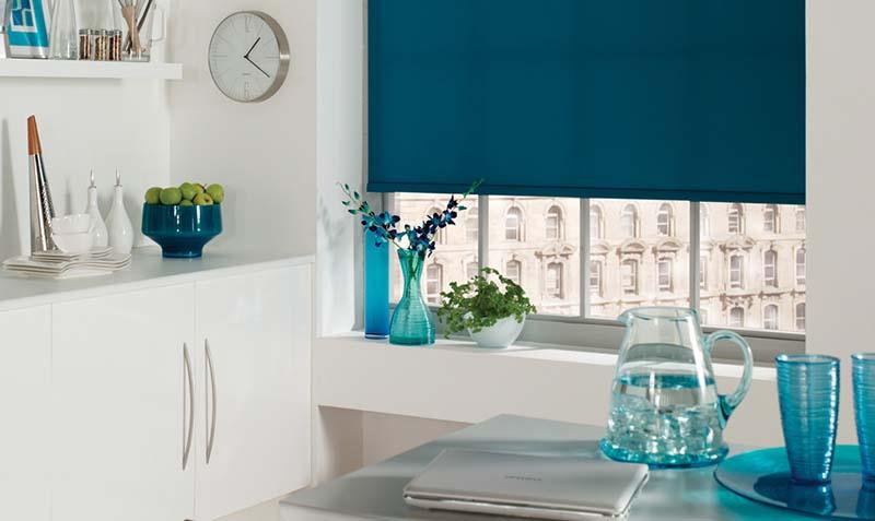 Синее полотно рулонной шторы в интерьере кухни