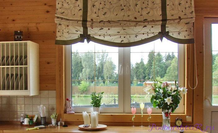 Оформление маленьких окон гардинами и шторами в доме из дерева