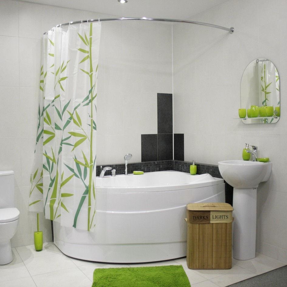 Травяной орнамент на шторке гармонирует с другими аксессуарами ванной комнаты
