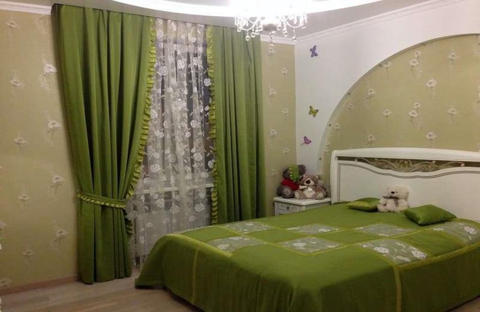 зеленые шторы в спальне