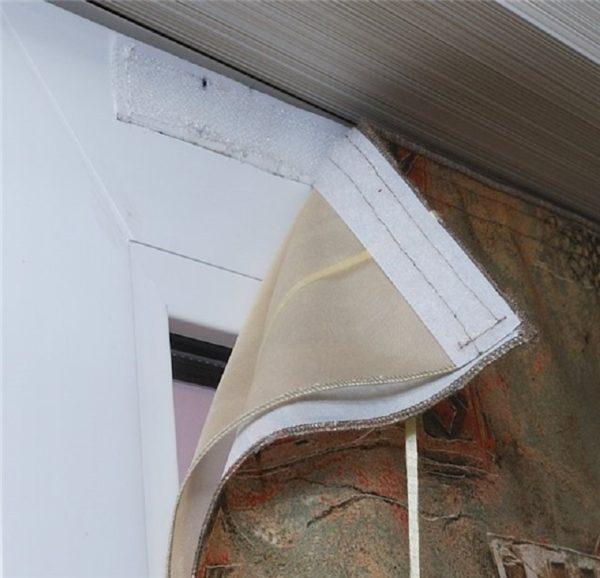 Как повесить штору на балконе без карниза имея клей и липучку для ткани