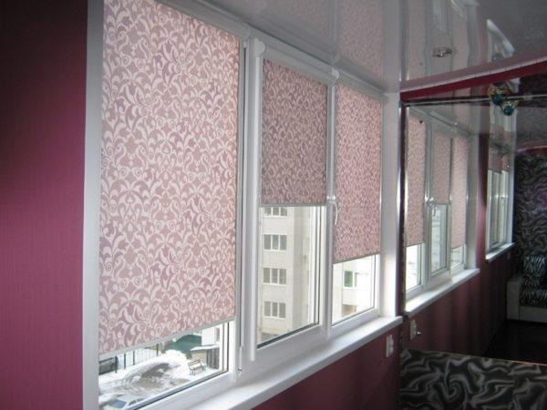 Лучше всего устанавливать рулонные шторы на алюминиевый балкон которые легко прикрепить на саморезы или двухсторонний скотч