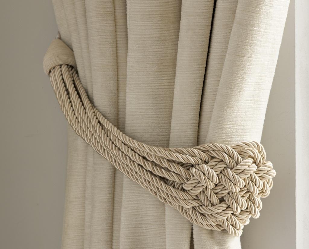 Подхват из плетеного жгута - простой способ украсить шторы