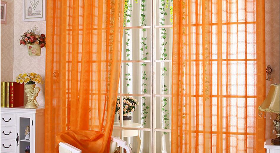 Самые удачные сочетания для оранжевых штор — это светлые обои