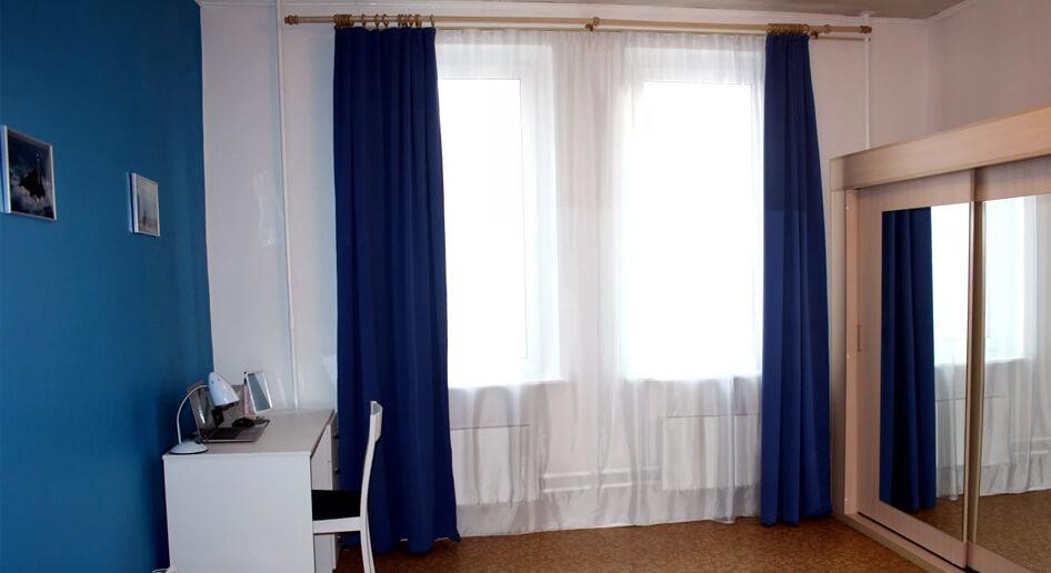 оформление окна комплектом синих штор